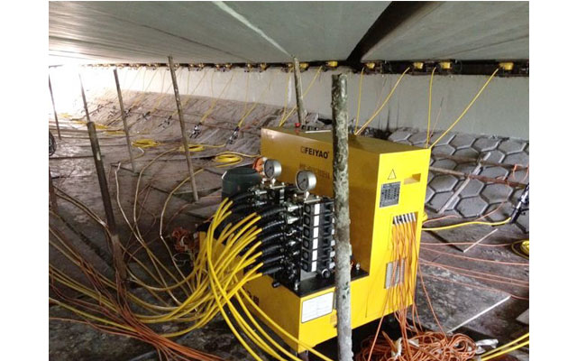 PLC同步顶升系统控制24台千斤顶顶升现场