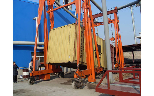 倾斜式集装箱液压吊车