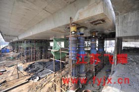 高速公路同步顶升现场图