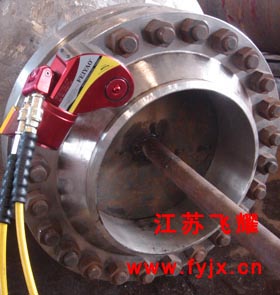 驱动式液压扭矩扳手螺栓紧固现场图